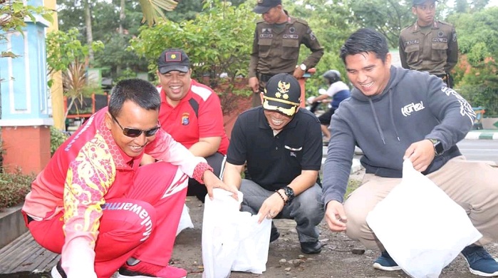 wakil-bupati-hss-dan-sejumlah-pejabat-memungut-sampah.jpg