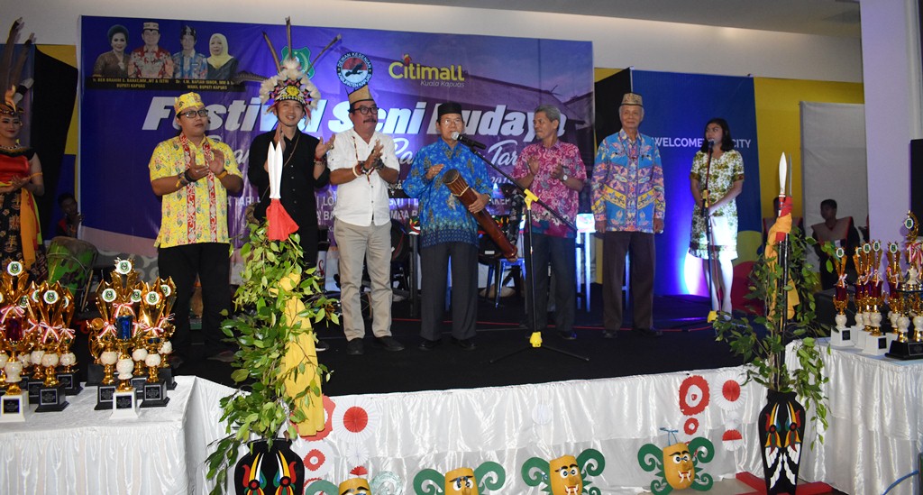 wakil-bupati-kapuas-hm-nafiah-ibnor-saat-membuka-festival-seni.jpg