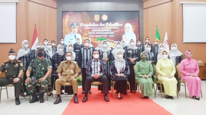 wali-kota-banjarbaru-hm-aditya-mufti-ariffin-lantik-pengurus-dekranasda-selasa-21122021.jpg