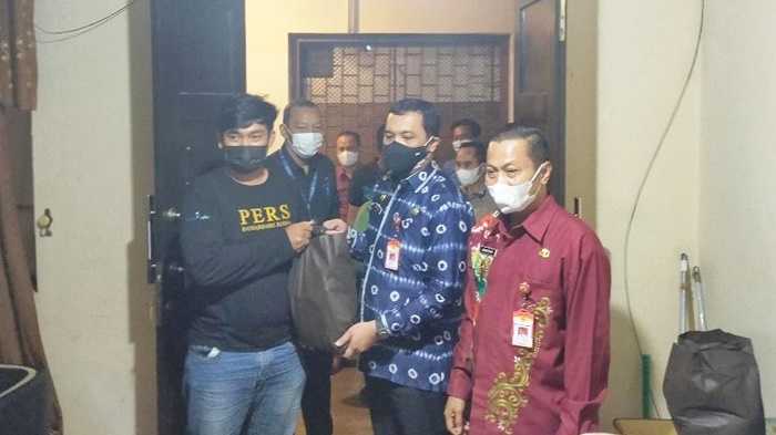 wali-kota-banjarbaru-hm-aditya-mufti-ariffin-serahkan-bantuan-sembako-kepada-jurnalis-12082021.jpg