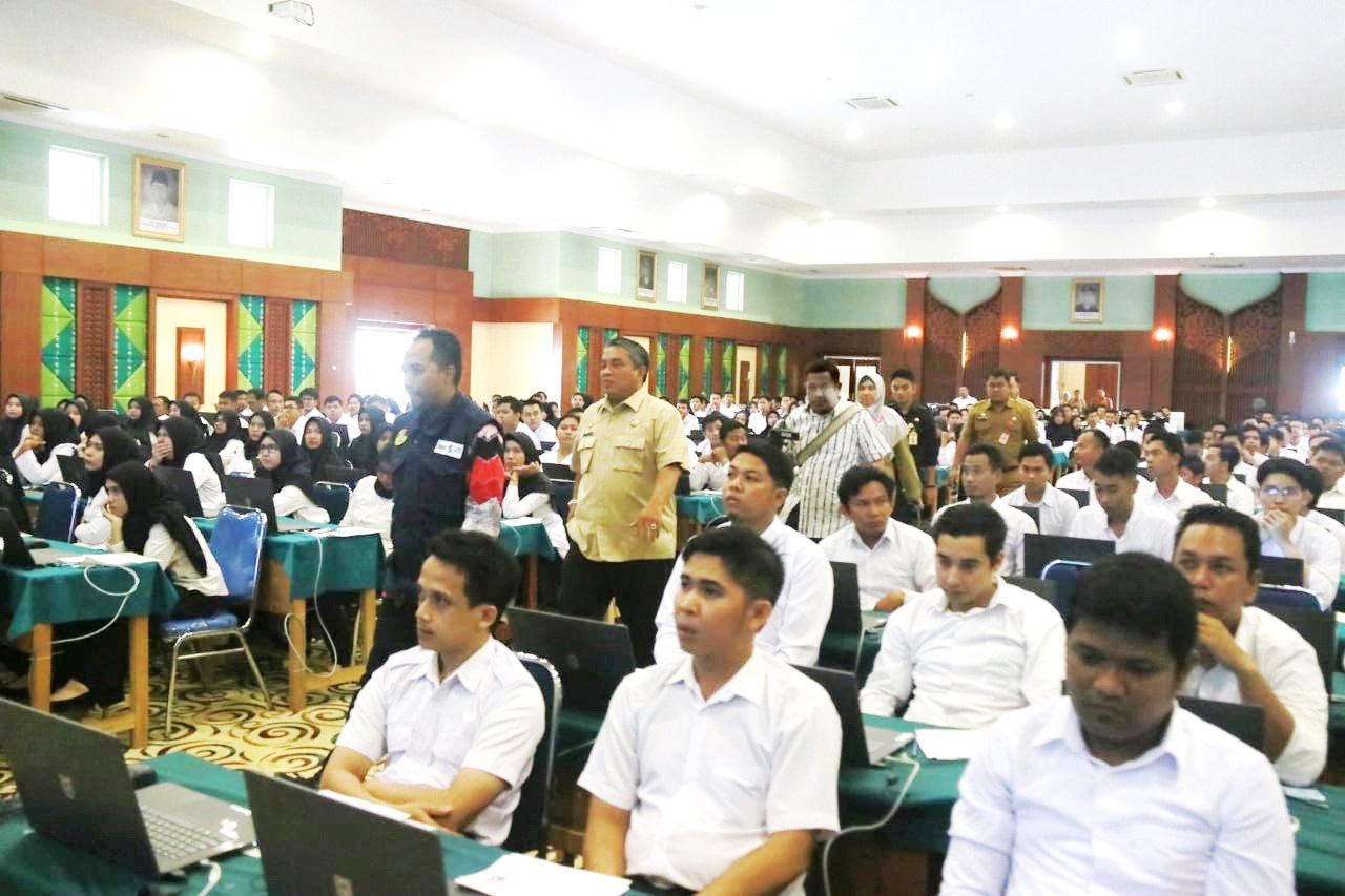 wali-kota-banjarbaru-langsung-memantau-para-peserta-tes-skd.jpg