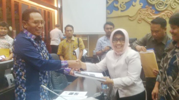 wali-kota-bontang-neni-didamping-ketua-dprd-bontang-nursalam-menyerahkan-draft_20180125_214656.jpg