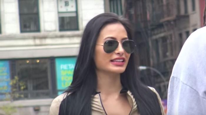 Ini yang Terjadi Ketika Pria Melihat Wanita Seksi Membuka Kacamatanya