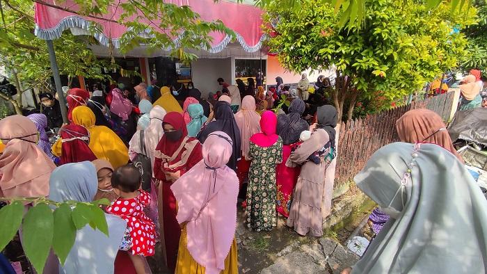 warga-antre-pembayaran-bantuan-BPNT-dan-BLT-minyak-goreng.jpg