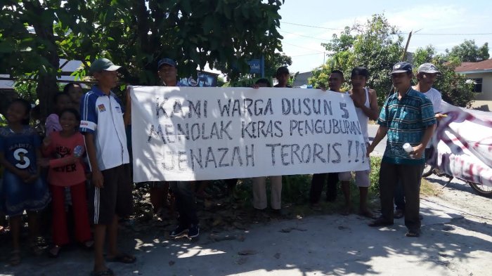 warga-berkumpul-tolak-jenazah-terduga-teroris_20170628_133907.jpg