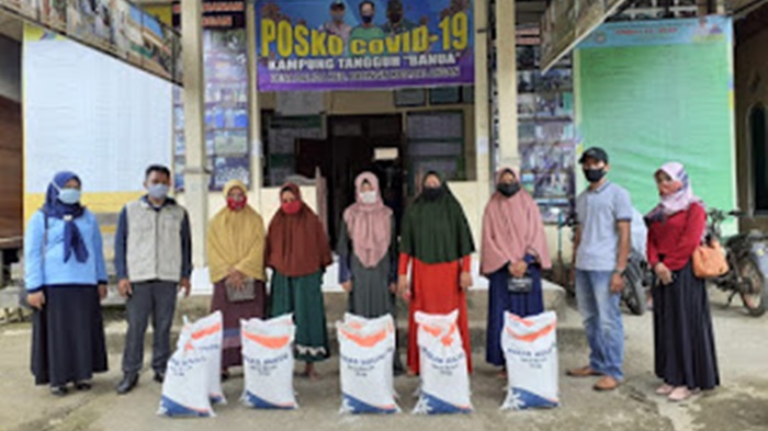 Dinas Sosial Kabupaten Balangan Bantu Beras untuk 27 KK di Desa Balida