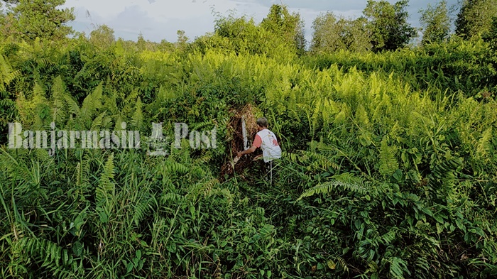 warga-di-jalan-jenderal-soedirman-km-21-arah-sampit-pangkalanbun-memasang-patok-batas-12012021.jpg