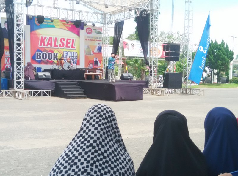 warga-kalsel-antusias-sambut-penulis-ayat-ayat-cinta_20170409_134139.jpg