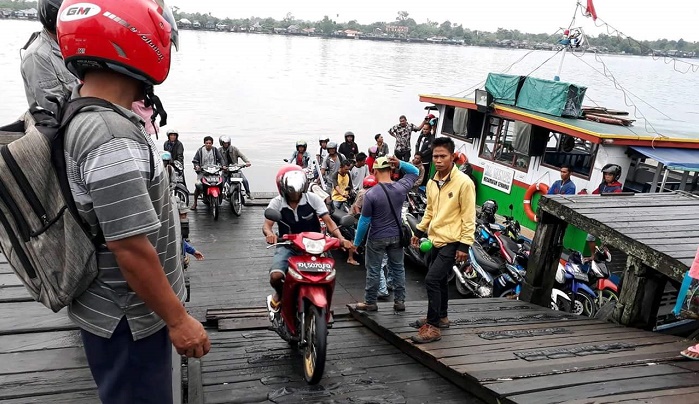 warga-kecamatan-seranau-saat-diangkut-pakai-kapal-feri-penyeberangan-menuju-kota-sampit.jpg