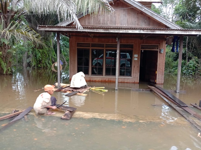 warga-korban-banjir-terpaksa-melakukan-aktivitas-dengan-kondisi-seadanya.jpg