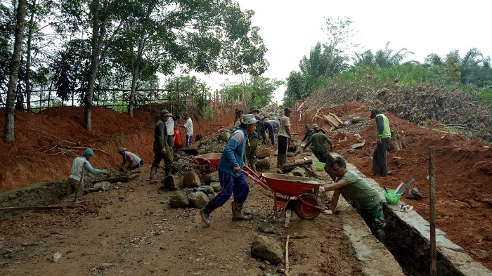 Warga Martadahbaru Bahu-membahu Ikut Bangun Drainase Pra TMMD Bersama TNI di Tanahlaut