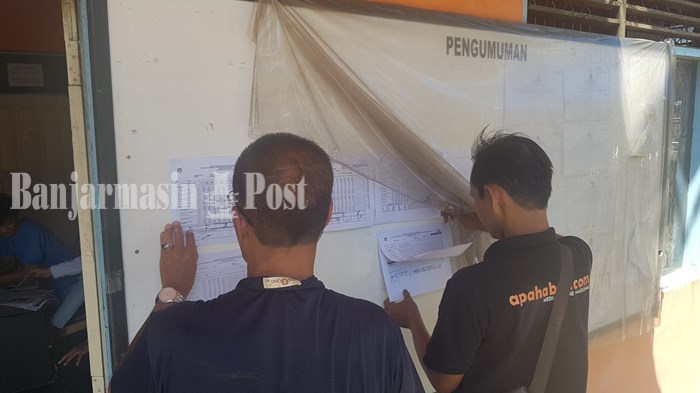 warga-melihat-hasil-rekapitulasi-hasil-suara-pemilu.jpg