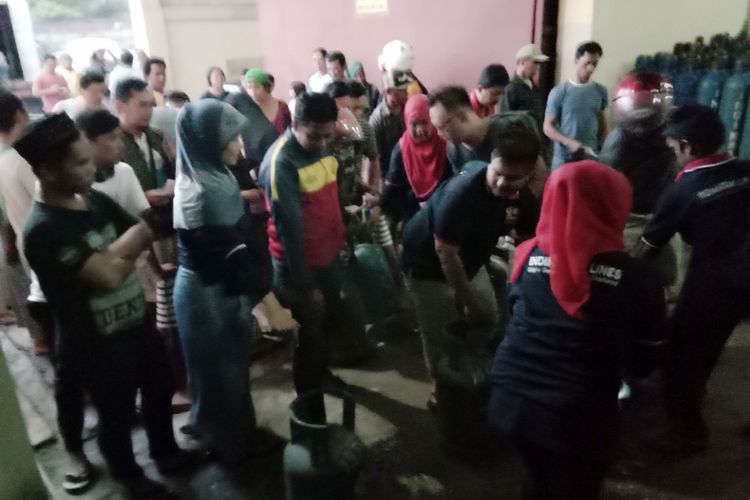 warga-mengantri-untuk-mendapatkan-gas-elpiji-ukuran-12-kg_20181014_002246.jpg