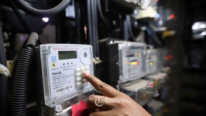 warga-saat-melakukan-pengecekan-token-listrik-prabayar-di-rumah-susun-bendungan-hilir.jpg