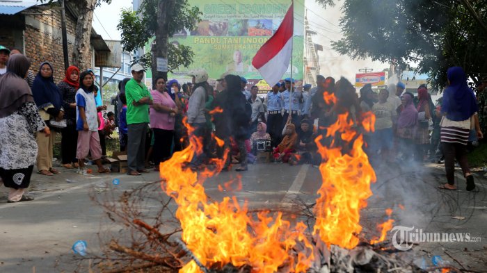 warga-sari-rejo-melakukan-aksi-unjukrasa_20160907_225134.jpg