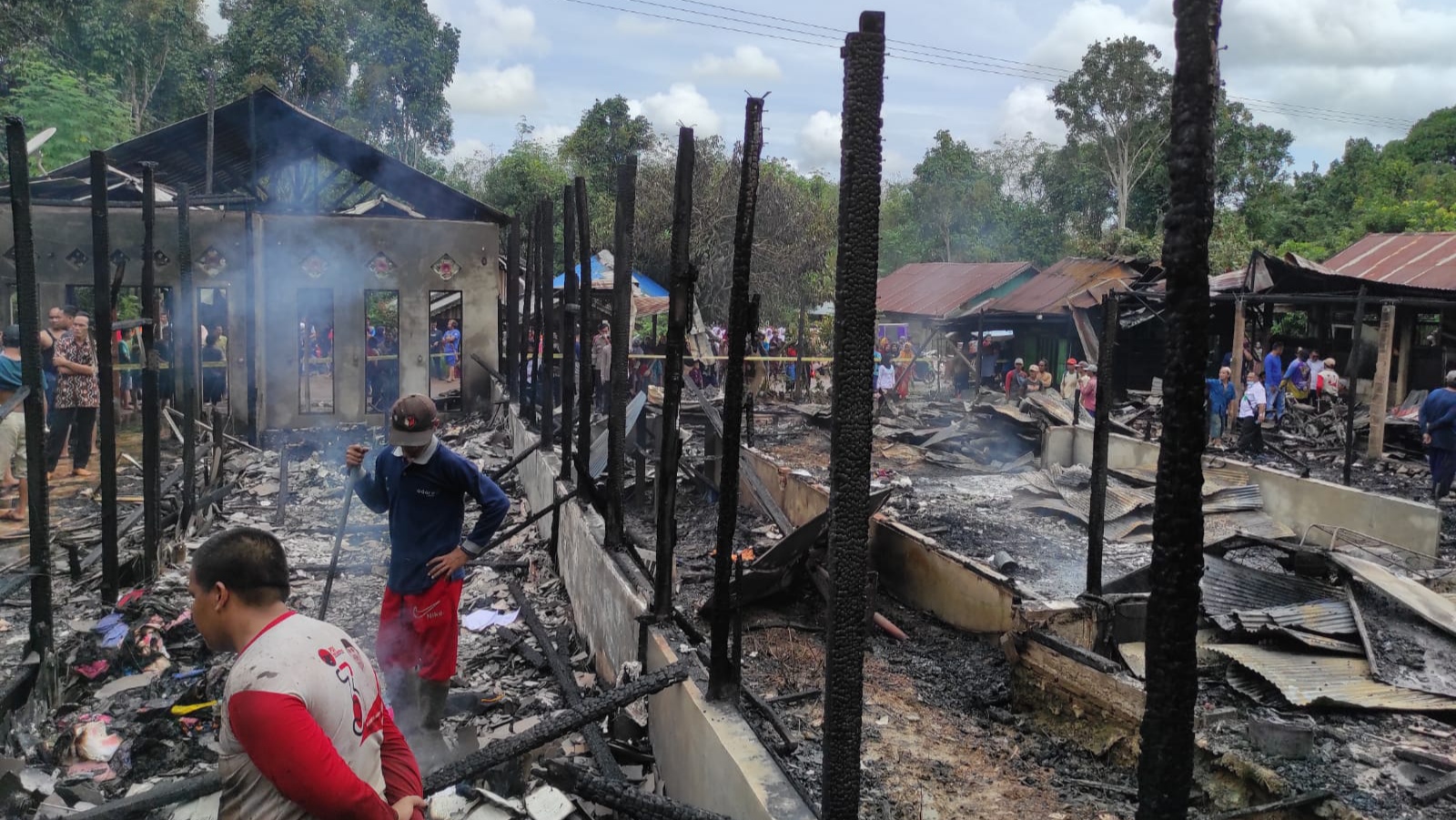 Dapat Kabar Kebakaran dari Anak, Jumri Saksikan Rumahnya di Desa Gulinggang Balangan Jadi Arang