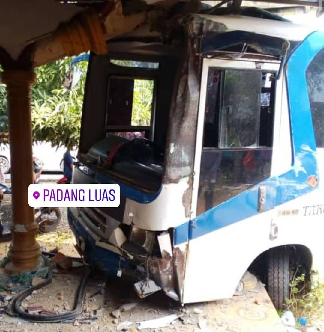 wargabanua_bus-menabrak-tiang-rumah-warga.jpg