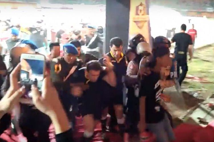 Akibat Ricuh Seusai Laga Madura United Vs Borneo FC, Ternyata Suporter Marah karena Ini