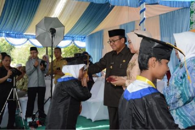 wisuda-xxix-tktpa-se-kabupaten-tabalong_20161018_213153.jpg