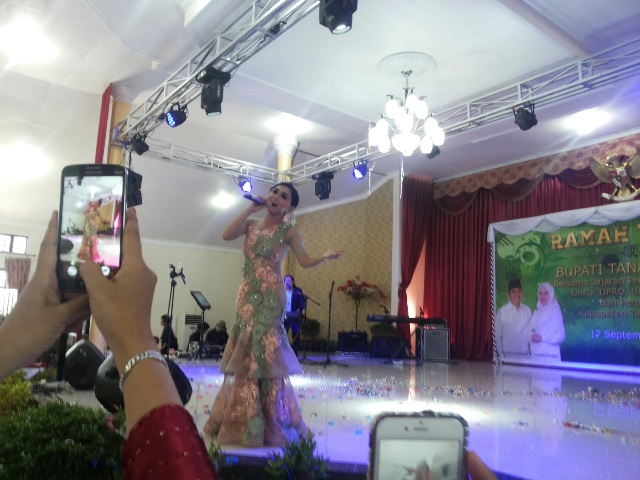 yuni-sara-hibur-pegawai-pemkab-tanbu_20150918_154717.jpg