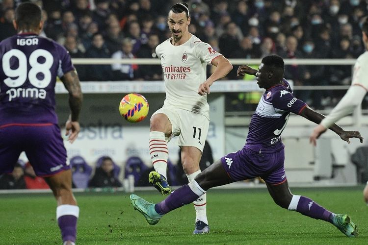 zalatan-ibrahimovic-berebut-bola-dengan-alfred-ducan-fiorentina-vs-ac-milan.jpg