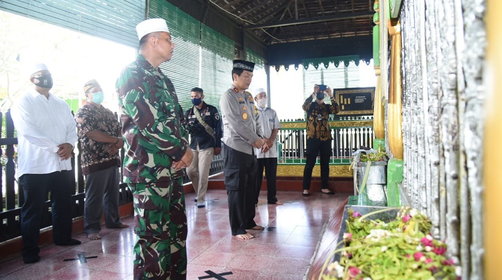 Kapolda Kalsel Bersama Danrem 101/Antasari Ziarah ke Makam Sultan Suriansyah
