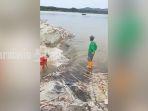 1WARGA-Benua-Tengah-mengecek-kondisi-saluran-pelimpas-223.jpg