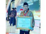 20191211diskominfo-sekda-tanahbumbu-h-rooswandi-salem-menerima-penghargaan-kabupaten-ta.jpg