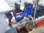 20200920helriansyah-nelayan-kotabaru-saat-membongkar-hasil-tangkapan.jpg