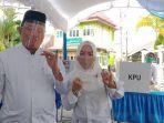 20201209dhody-cawagub-kalsel-paslon-nomor-urut-1-h-muhidin-ke-tps-didampingi-isteri.jpg