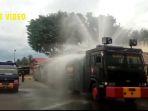 4-water-cannon-brimob-polda-kalsel-semprotkan-disinfektan-di-banjarbaru.jpg