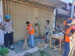 40-orang-mendapat-sanksi-sosial-membersihkan-jalan.jpg