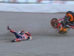 9122018-momen-saat-marc-marquez-mengalami-crash.jpg