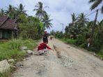 AKTIVISlingkungan-Kalsel-M-Khaidir-mengecek-jalan-poros-kampung-nelayan.jpg