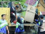 AMANKAN-ROMBONG-Petugas-Satpol-PP-dan-Damkar-HSS-sSD.jpg