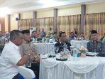 ANGGOTA-DPRD-Tala-senior-H-Arkani-kanan-duduk-semeja-dengan-Pj-Sekda.jpg