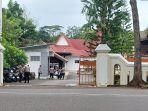 APARAT-kepolisian-mulai-bersiaga-di-lingkungan-gedung-DPRD-Tala.jpg