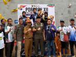ATLET-panjat-tebing-Tala-ceria-berpose-dengan-Bupati-Tala-H-Rahmat-Trianto.jpg