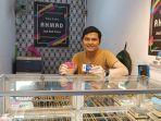 Ahmad-pedagang-emas-di-toko-Pasar-Lama-Banjarmasin.jpg