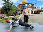 Aipda-Dwi-Hartono-sedang-menjalani-hukuman-push-up.jpg