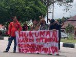 Aksi-di-depan-PN-Palangkaraya.jpg