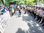 Aksi-mahasiswa-di-depan-Kantor-DPRD-kalsel-atas-persoalan-minyak-goreng-Kamis-310320222.jpg