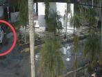 Aksi-pelaku-pembobolan-dengan-cara-pecah-kaca-mobil-terekam-CCTV-Masjid-Al-Warits.jpg