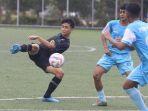 Aksi-pemain-Barito-Putera-U-16-lepaskan-tendangan-melewati-dua-penggawa-PSBS.jpg