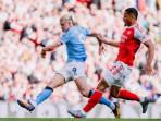 Aksi-penyerang-Manchester-City-Erling-Haaland-menembak-bola-ke-arah-gawang-Arsenal.jpg