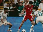 Aksi-penyerang-Timnas-Indonesia-Ragnar-Oratmangoen-berduel-dengan-pemain-Arab-Saudi.jpg