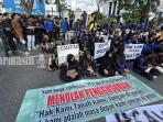 Aksi-unjuk-rasa-aliansi-mahasiswa-bermasa-masyarakat-di-depan-Gedung-DPRD.jpg