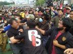 Aktivis-Ade-Armando-dikeroyok-sekelompok-orang-saat-massa-mahasiswa-menggelar-aksi-demo.jpg