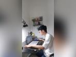 Aktivitas-mendesain-Dzakwan-di-dalam-kamarnya-yang-berhasil-meraih-sejumlah-gelar-juara.jpg