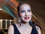 Aktris-Olla-Ramlan-datang-sendirian-ke-resepsi-pernikahan-Luna-Maya-dan-Maxime-Bouttier.jpg